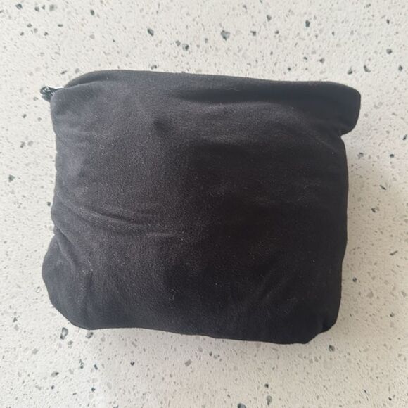 Beyond Yoga Pocket Infinity Scarf Matte Black Versatile Lightweight Wrap NWT - Picture 7 of 8